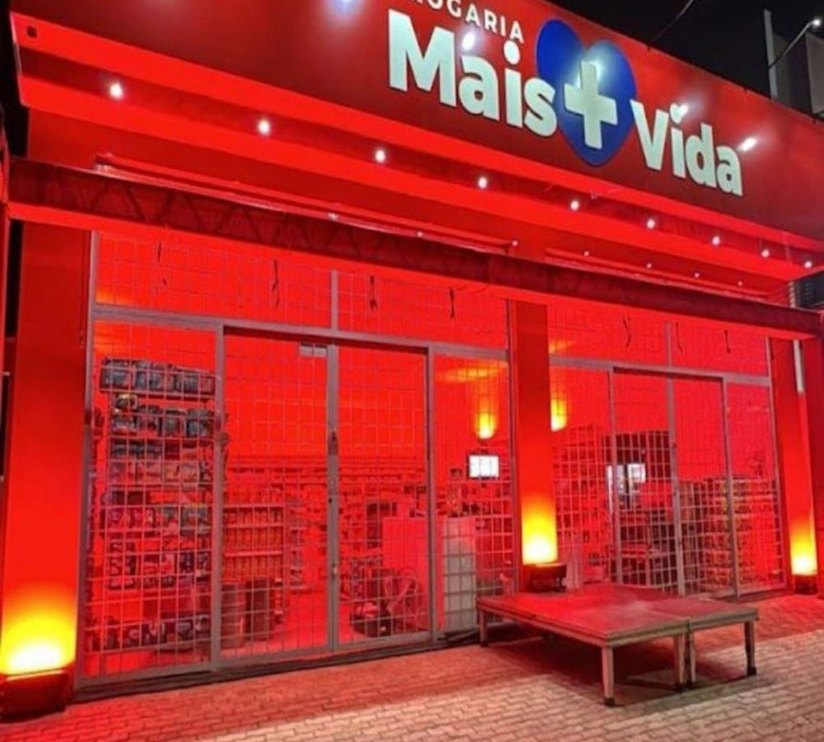 Farmacêutica atendendo cliente com atenção e cuidado